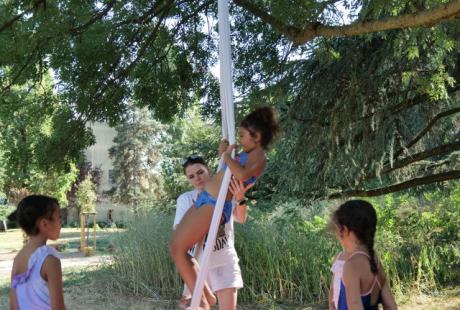 Les familles avec de jeunes enfants ont plébiscité les ateliers cirque proposé par les Agrès du vent, à l'ombre des arbres. Un bon moyen de se ressourcer et de passer un moment complice – et acrobatique –, entre parents et enfants.