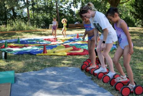 Les familles avec de jeunes enfants ont plébiscité les ateliers cirque proposé par les Agrès du vent, à l'ombre des arbres. Un bon moyen de se ressourcer et de passer un moment complice – et acrobatique –, entre parents et enfants.