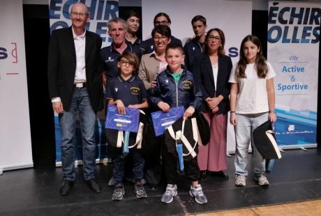 Et l'ensemble des sportifs et sportives Echirollois ont défilé sur la scène de La Rampe afin de recevoir leur (juste) récompense... et de poser pour la photo souvenir !