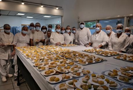 Une vingtaine d'agents de la cuisine centrale assurait les repas