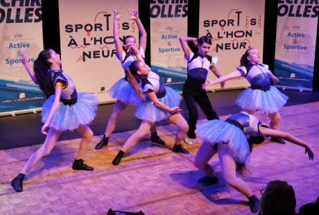 Les danseurs d'Ideale'danse et les karatékas du karaté club ont redonné du peps et de l'allant à la cérémonie avec leurs démonstrations impromptues.