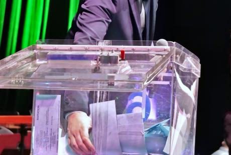 Aurélien Farge, vice président du CCAS, lors de la tombola