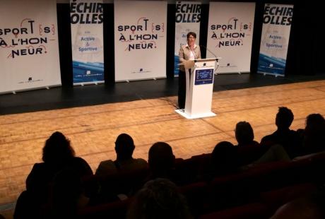 Pour la maire Amandine Demore, les performances des athlètes échirollois “font rayonner Echirolles bien au-delà de notre territoire. A travers vous, ce sont les couleurs de toute une ville qui voyagent et qui brillent”.