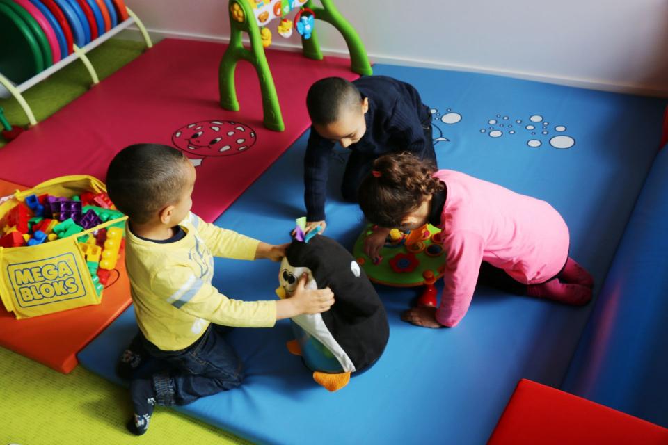 Jeunes enfants qui jouent