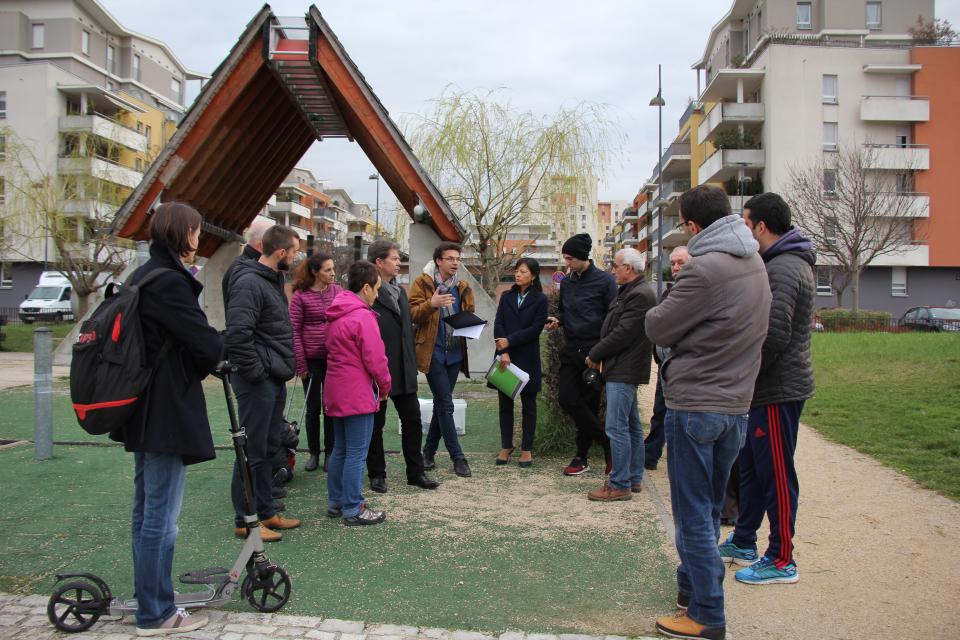 Square Champ-de-la-Rousse atelier de concertation jeux groupe de personnes réfléchissant à l'implantation d'un jeu dans le square champ-de-la-rousse