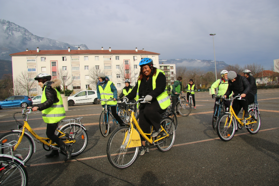 Un groupe de cyclistes s'élance pour une balade à vélo de la place Georges Kioulou.
