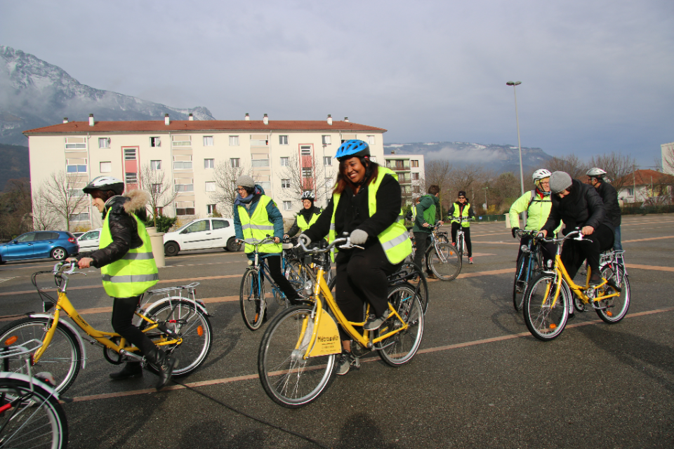 Un groupe de cyclistes des ateliers remise en selle du centre social Ponatière et de la Maison pour l'égalité s'élance pour une balade à vélo de la place Georges Kioulou. Un groupe de cyclistes s'élance pour une balade à vélo de la place Georges Kioulou.