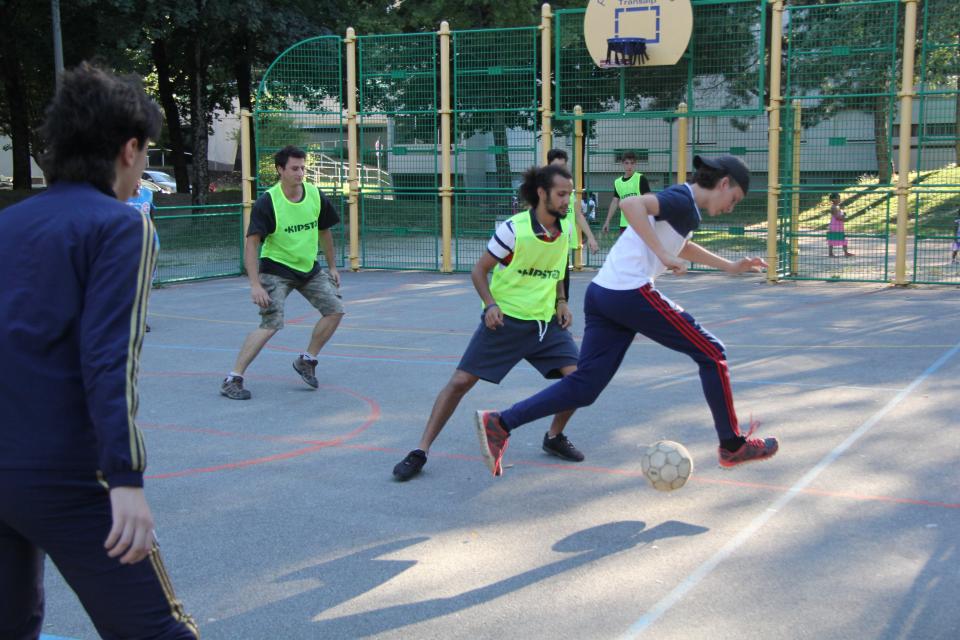 Des jeunes jouant au football