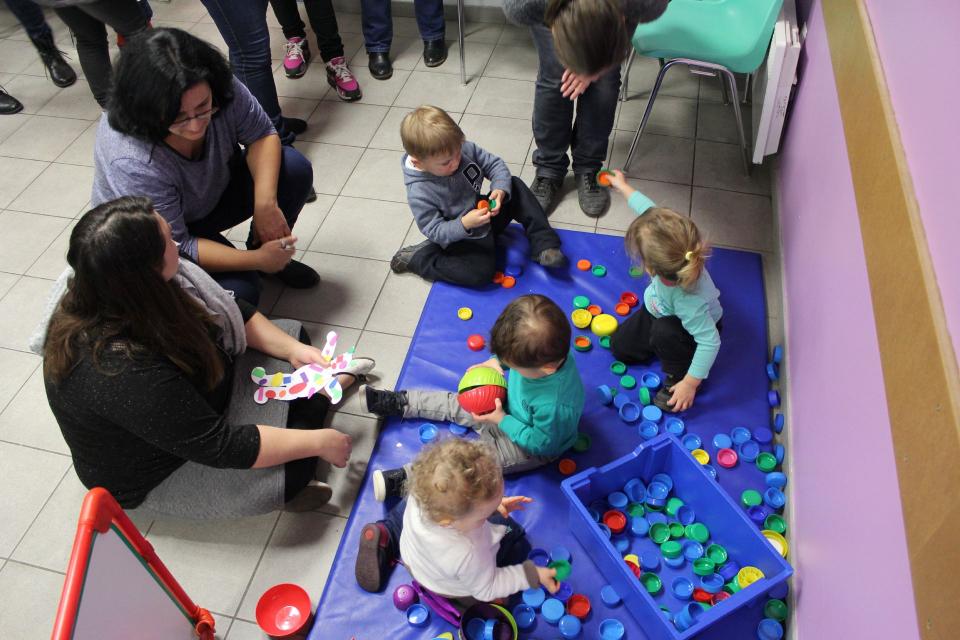 Relais assistantes maternelles : les enfants jouent