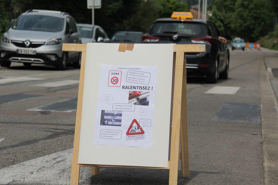 Panneaux de sensibilisation au respect des limitations de vitesses sur la rue René-Thomas, devant l'école Jaurès Panneaux de sensibilisation au respect des limitations de vitesses sur la rue René-Thomas, devant l'école Jaurès