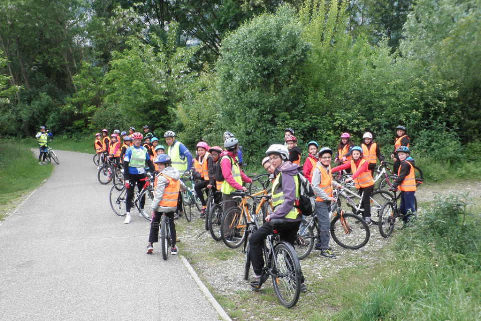 Action vélo citoyen école Langevin et ALE cyclotourisme Les enfants se rendent à vélo à l'école Les pies de Sassenage