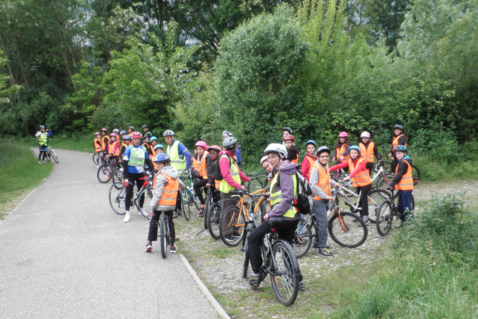 Les enfants se rendent à vélo à l'école Les pies de Sassenage