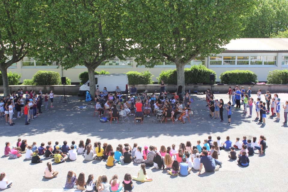 Temps de valorisation du projet danse et musique à l'école Jean-Jaurès