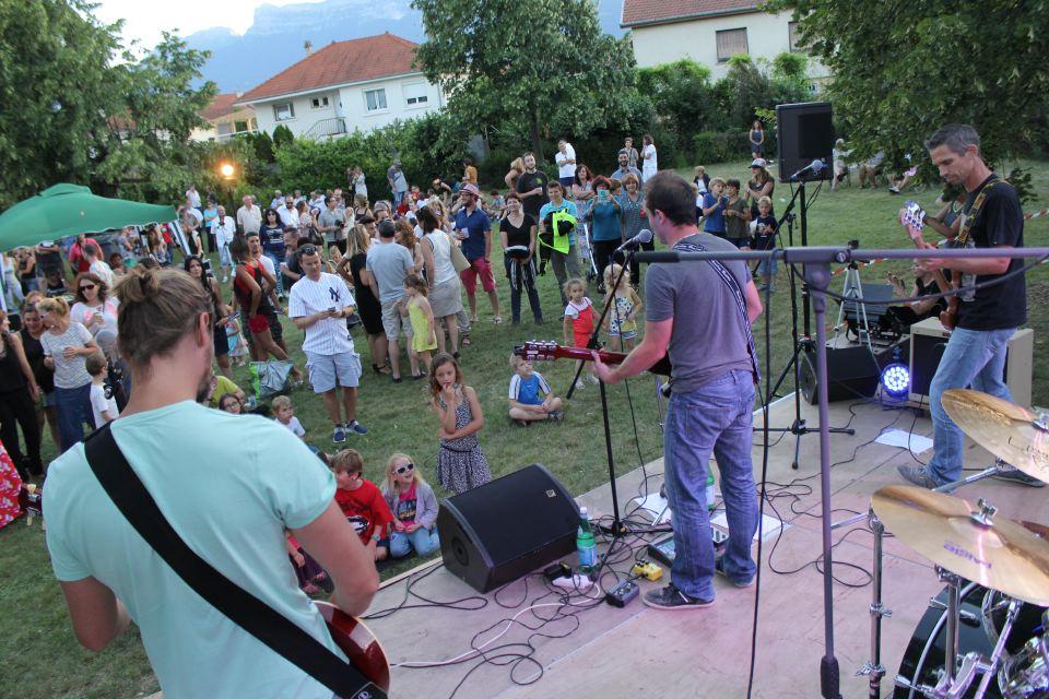 Un groupe de musique sur scène