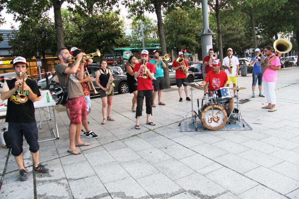 La fanfare 38 Tonnes sur la place des Cinq Fontaines