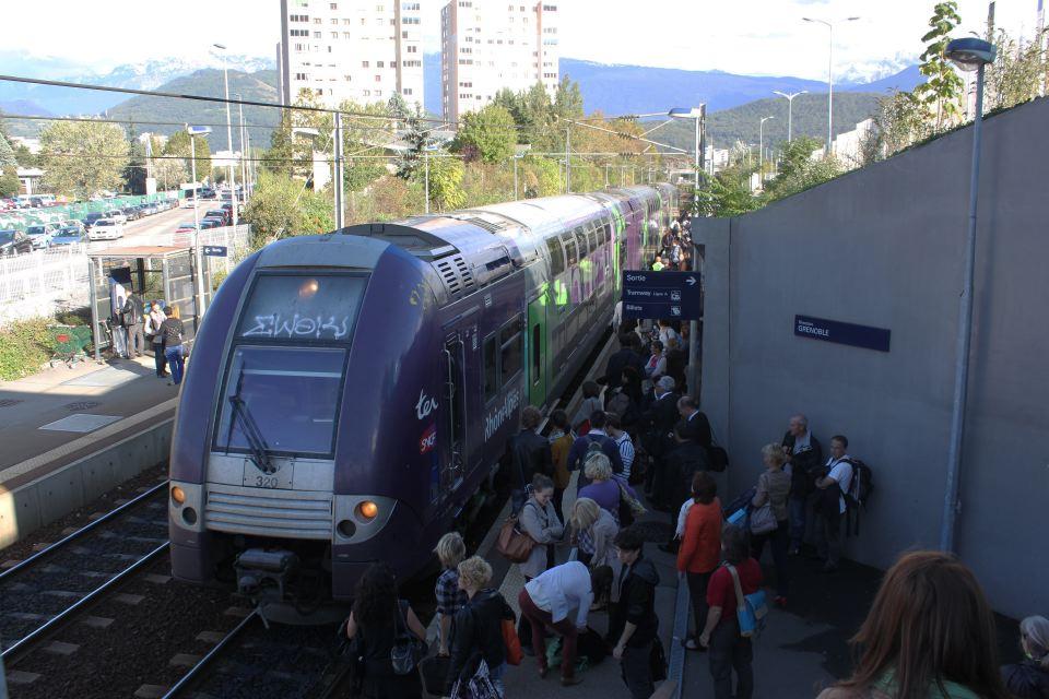 Un train en gare ferroviaire d'Echirolles