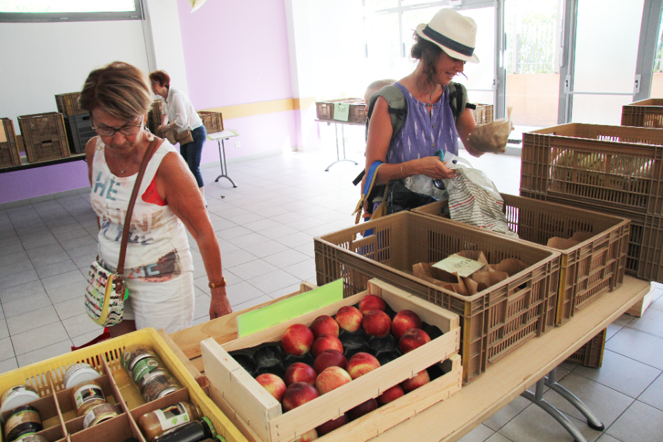 Distribution à l'Espace d'Estienne-d'Orves à Echirolles Distribution à l'Espace d'Estienne-d'Orves à Echirolles