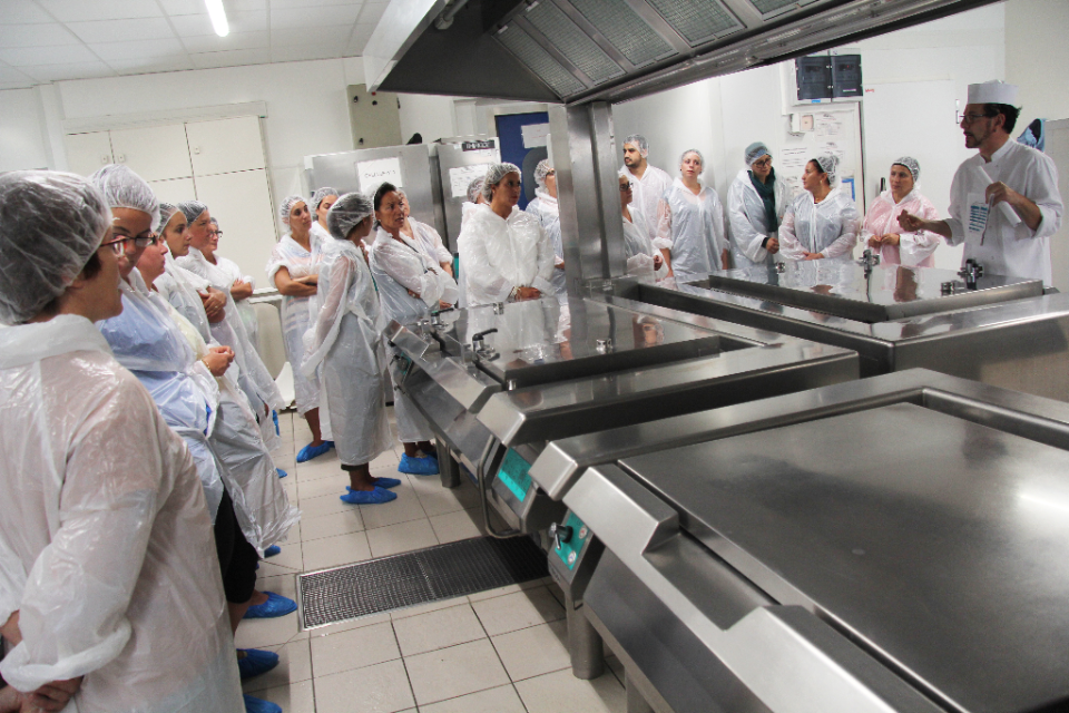 Visite cuisine centrale atsems et animateurs-relais Visite de la cuisine centrale par les atsems et animateurs-relais