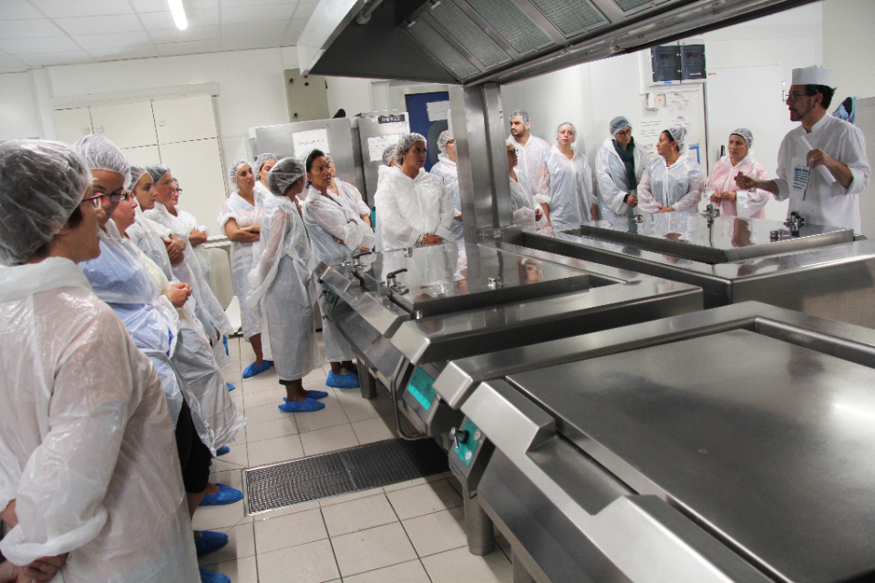 Visite de la cuisine centrale par les atsems et animateurs-relais