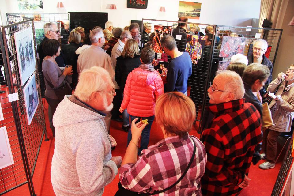 Discussion autour de l'exposition le jour de l'inauguration