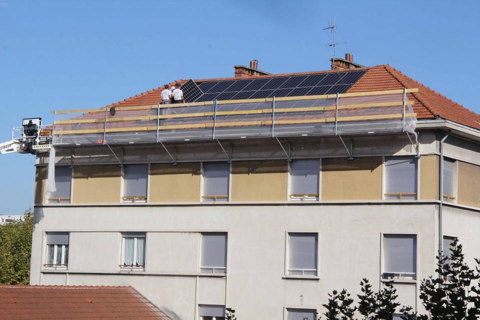 Projet solaire d'ici anciens logements de fonction de l'école Vaillant-Couturier Pose d'une toiture solaire sur les anciens logements de fonction de l'école Vaillant-Couturier