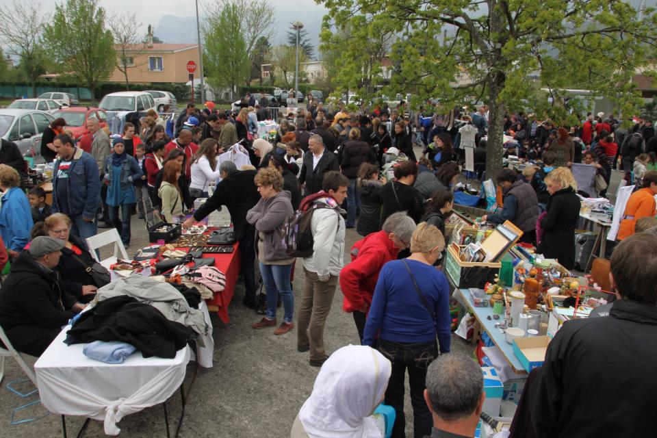 Vue générale du vide-greniers de l'association Espace Fleuri