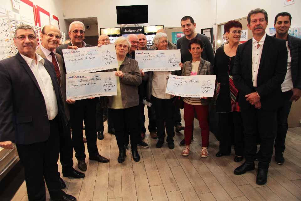 Sport 10 chèques à Ligue contre le cancer et Agaro Les personnalités lors de la remise des chèques