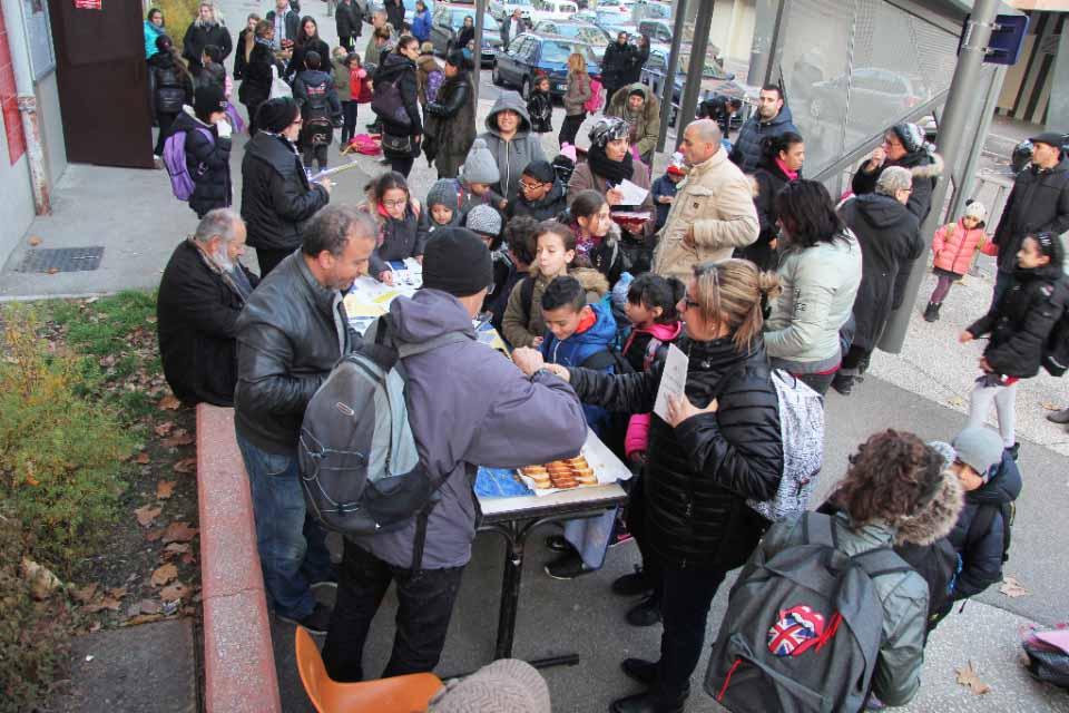 Le conseil citoyen du Village Sud à la sortie de l'école Auguste-Delaune