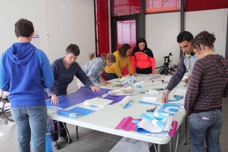 Semaine européenne de la réduction des déchets à Echirolles Atelier de confection de sacoches pour vélos