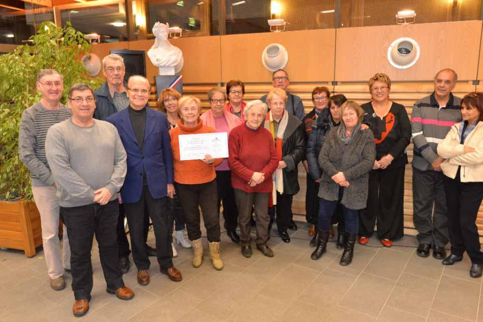 Ligue contre le cancer remise de chèque Les bénévoles locaux aux côtés de responsables départementaux