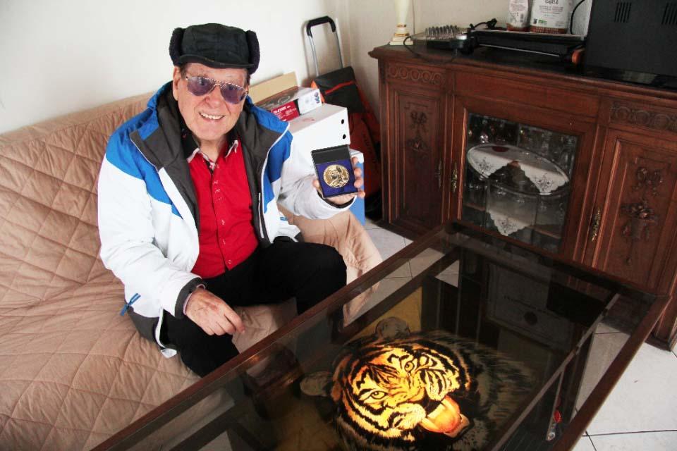 Al Farell Al Farell présente sa médaille de la courtoisie française