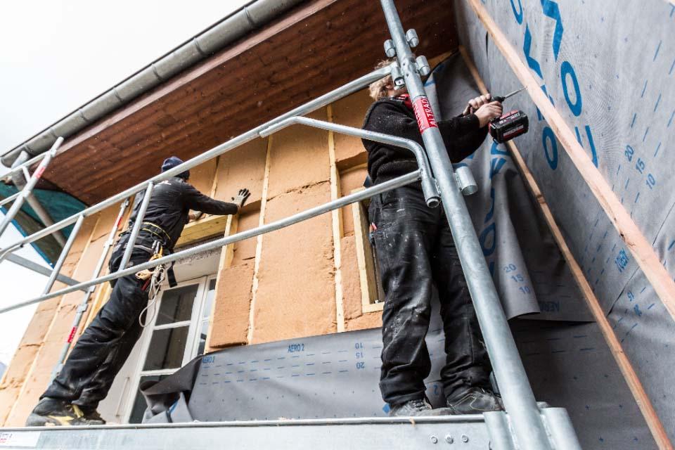 Travaux de rénovation énergétique sur la façade d'une maison individuelle