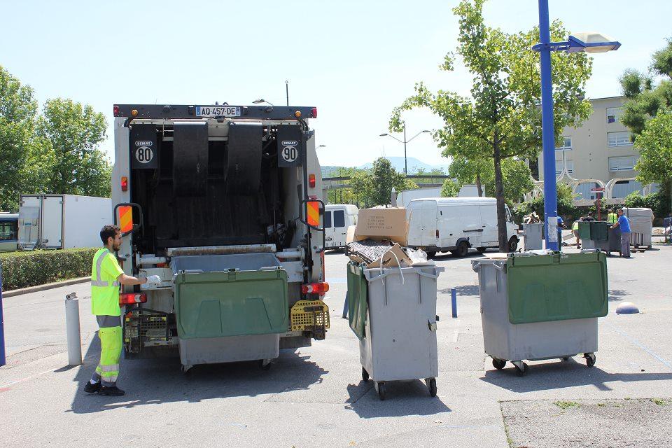 Camion rammassage ordures ménagères