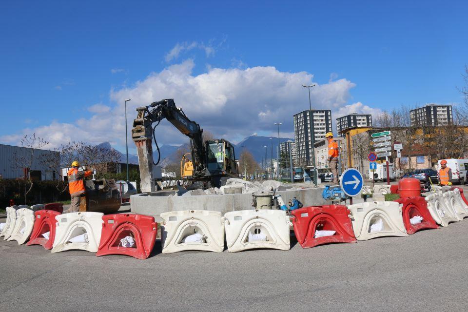 Démolition de la fontaine au sud de l'avenue du Général-de-Gaulle