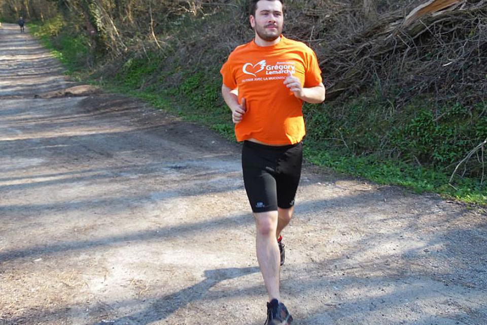 Brice Bouguenec s'entraîne dans les bois de la Frange Verte à Echirolles