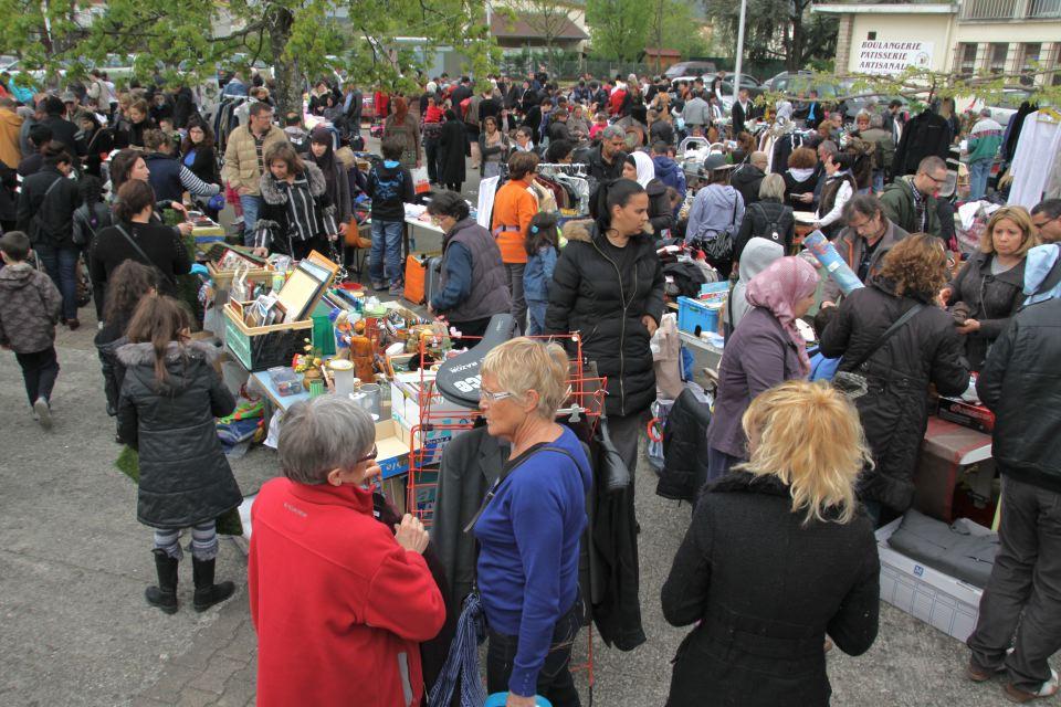 La foule au vide-grenier au Mas Fleuri