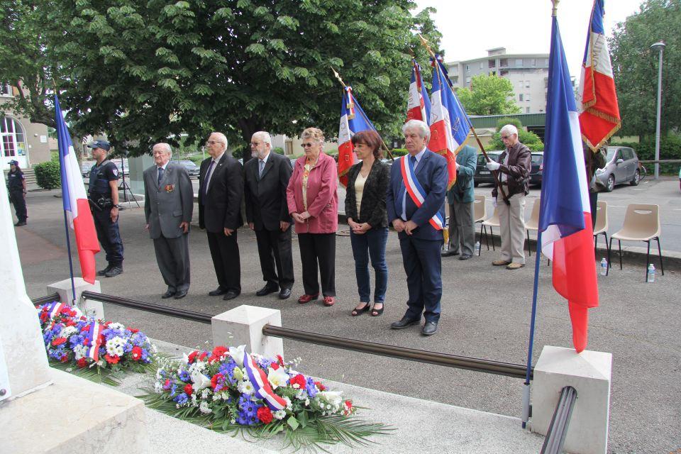 Les élu-es et les représentant-es d'associations se recueillent devant le Monument aux morts