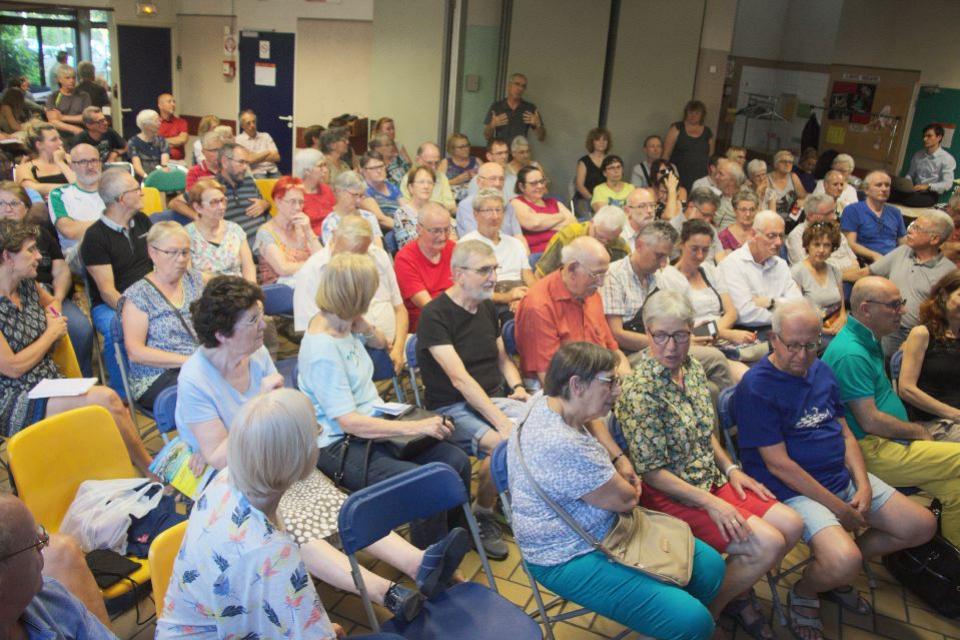 La salle comble de la Maison des habitants Anne Frank/Les Granges