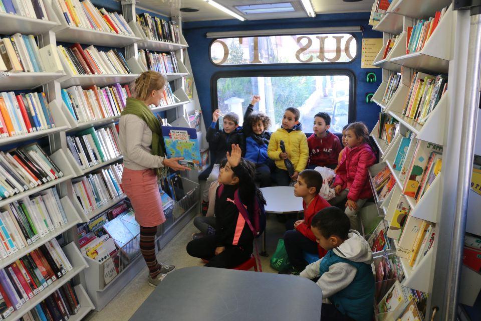 Des élèves de l'école Joliot Curie visitent les Bouquinbus