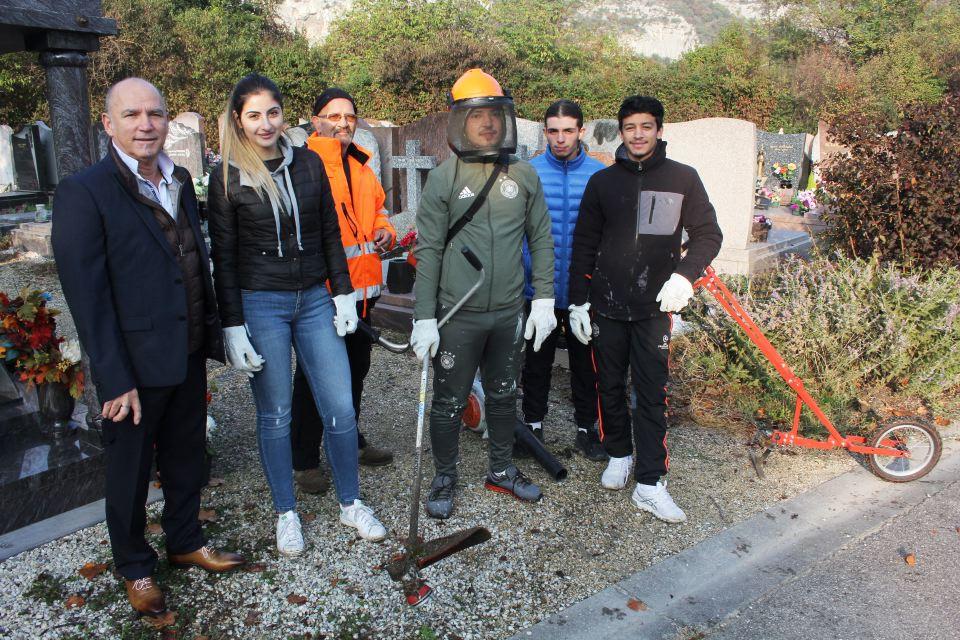 Quatre jeunes saisonniers à l'entretien des cimetières