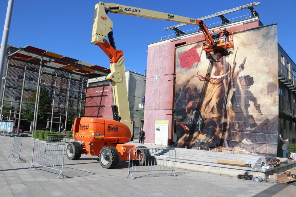 Installation de la nouvelle toile de l'Hôte de ville