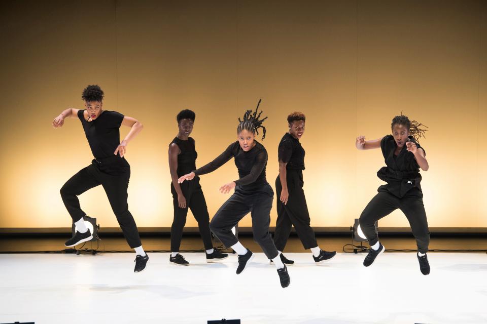 Queen blood (c)Laurent Philippe 5 danseurs et danseuses, tout de noir vêtus, dansent sur scène.