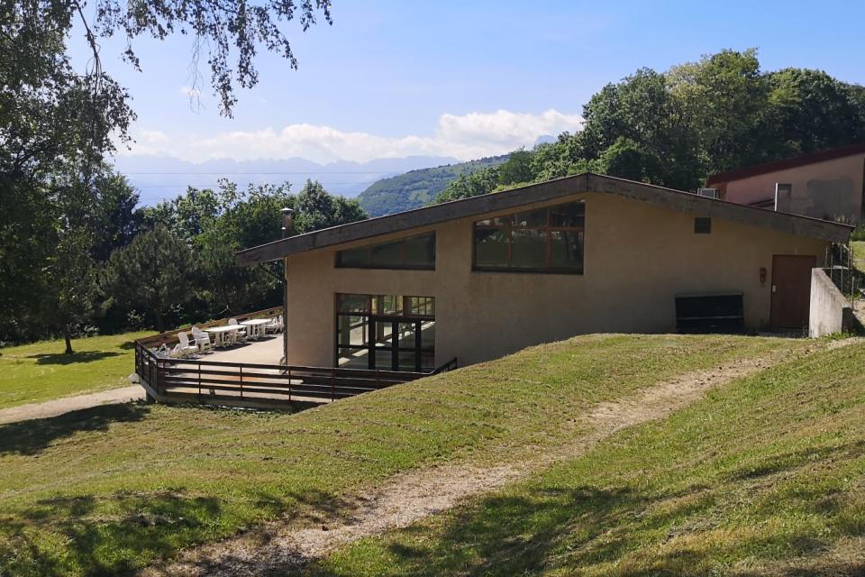 Vue sur le Centre de vacances de La Motte d'Aveillans.