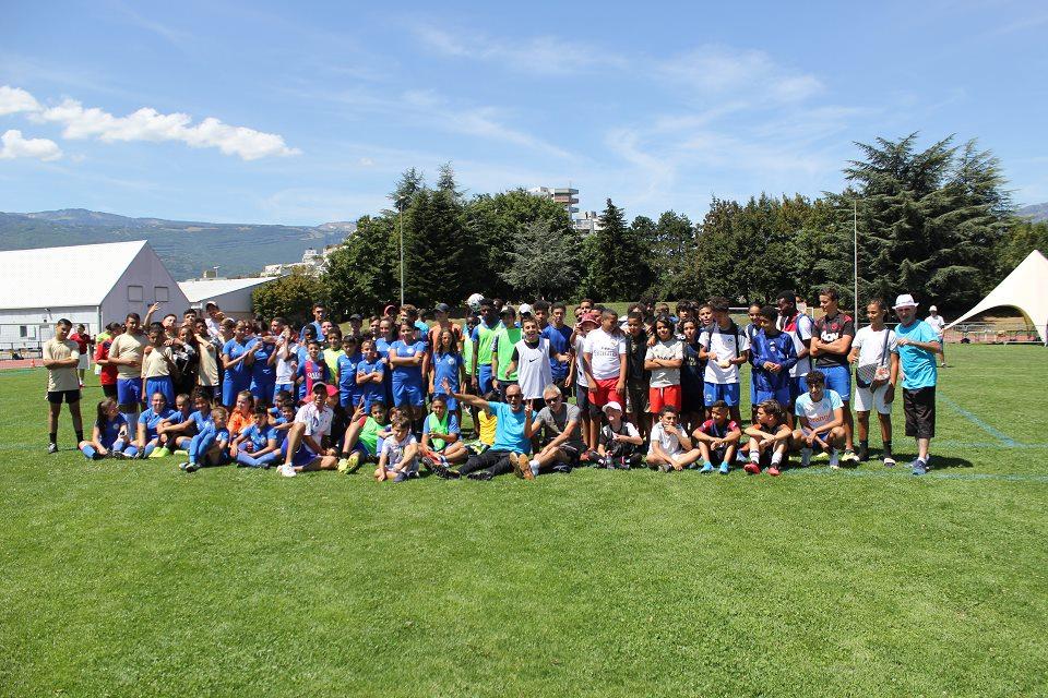 Tournoi de football fraternel 2020 Toutes les équipes se réunissent pour la traditionnelle photo de groupe.