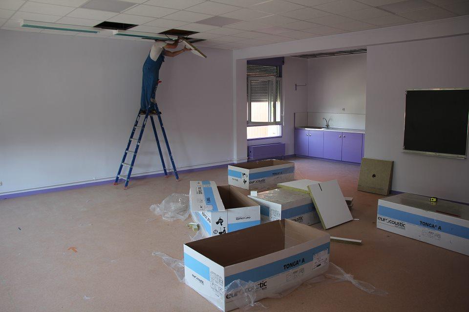 Les travaux d'été dans les écoles Les dalles à LED sont posée, les peintures refaites, le faux-plafond en cours d'installation.