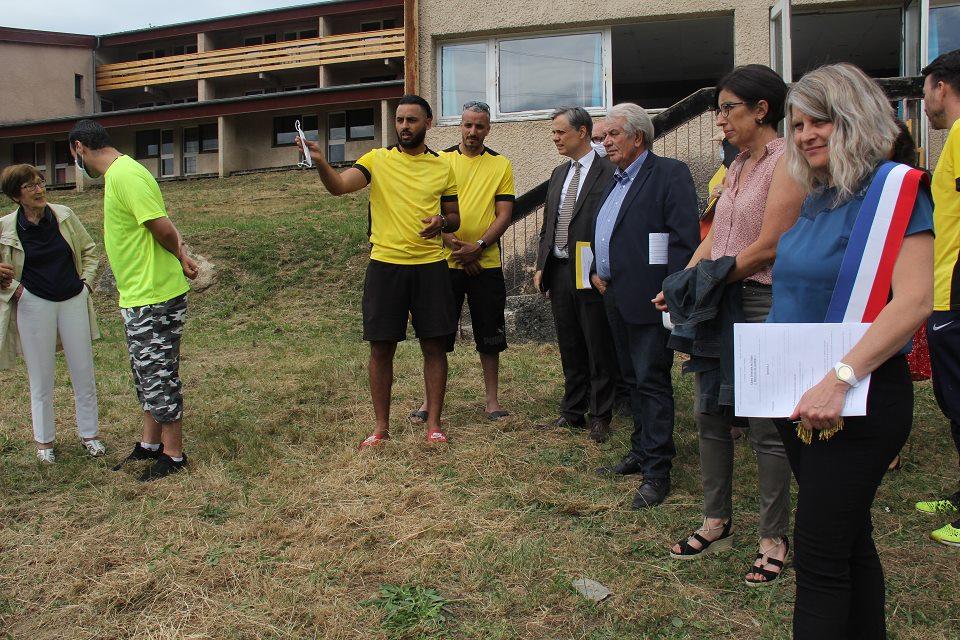 Colonie apprenante à la Motte d'Aveillans Le maire Renzo Sulli et le préfet de l'Isère Lionel Beffre visitent les installations du centre de vacances, ici les espaces extérieurs.