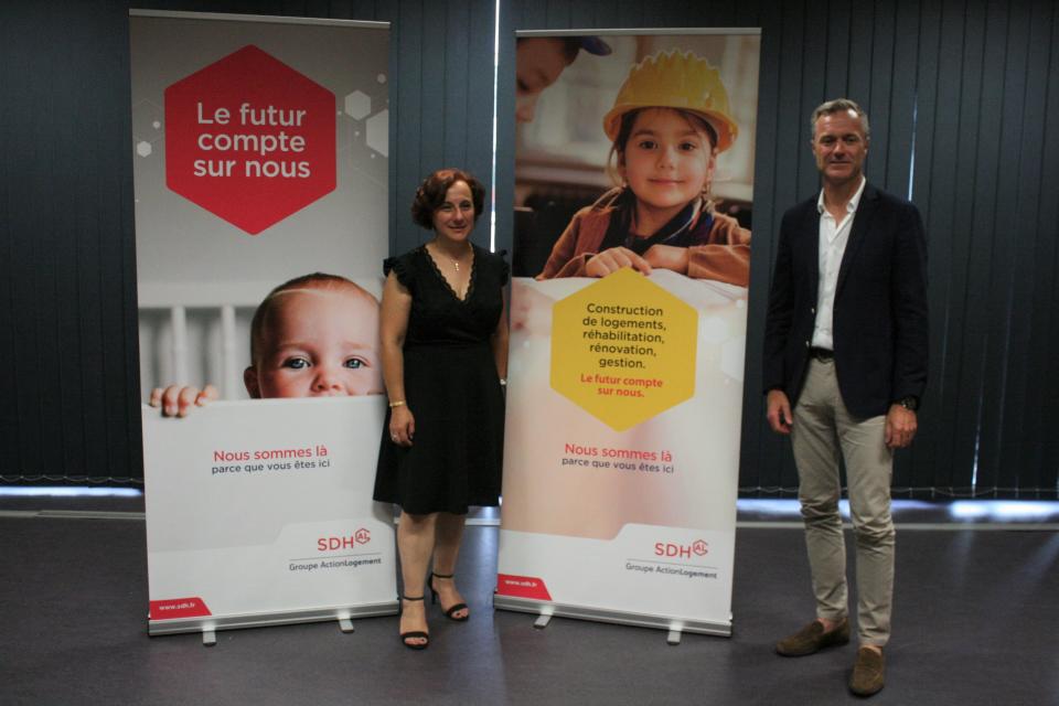 sdh.jpg Thomas Klein, directeur de France nature environnement 38, et Patricia Dudonné, directrice générale de la SDH, ont signé le renouvellement de la convention les unissant le 16 juillet dernier.