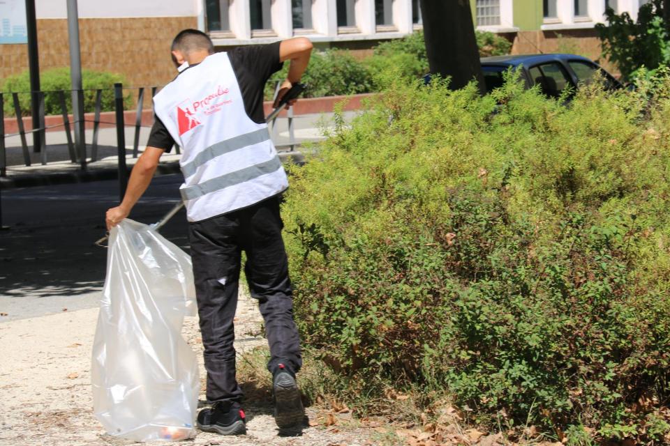 chantiers jeunes.jpg Les jeunes travaillent notamment avec les services de propreté.
