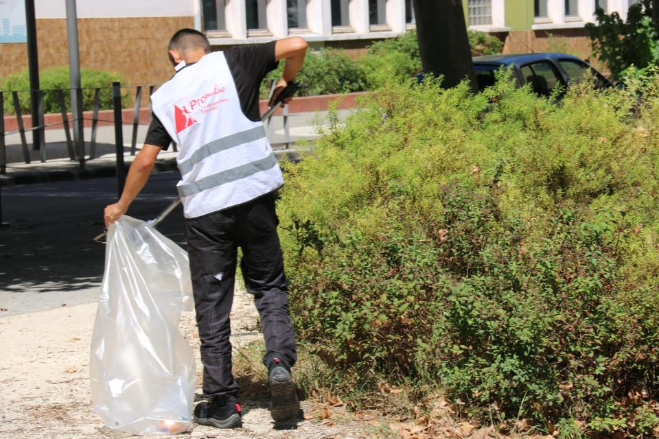 Les jeunes travaillent notamment avec les services de propreté.