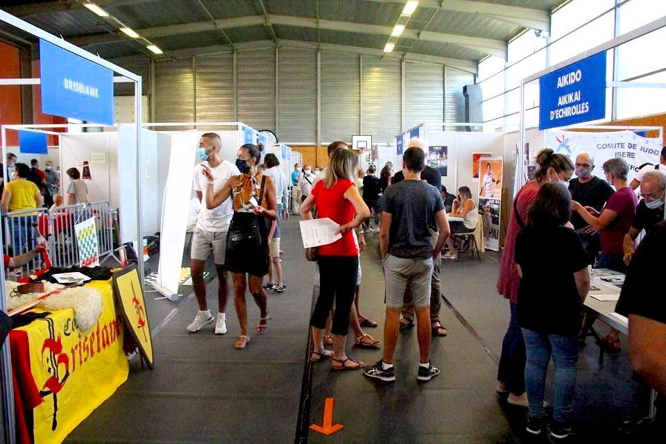 Forum des sports et des associations 2020 Les habitant-es déambulent entre les stands et se font conseiller par les bénévoles.
